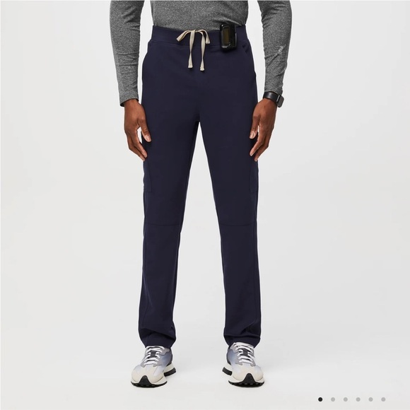 Men’s Figs Slim Axim Cargo Scrub Pants in NavySize M